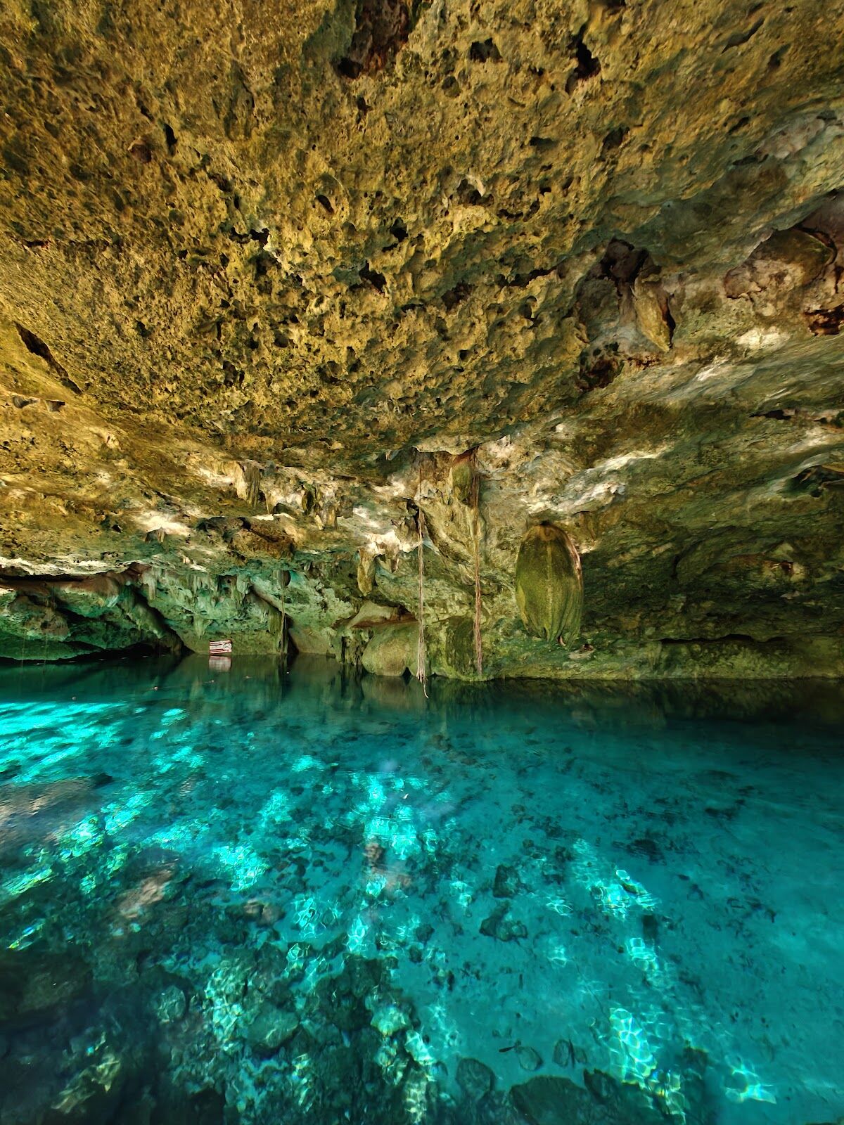 Cenote Dos Ojos con cavernas y agua turquesa cristalina cerca de Tulum