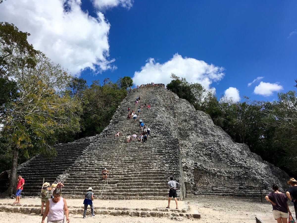 Pirámide maya Nohoch Mul rodeada de selva en la zona arqueológica de Cobá