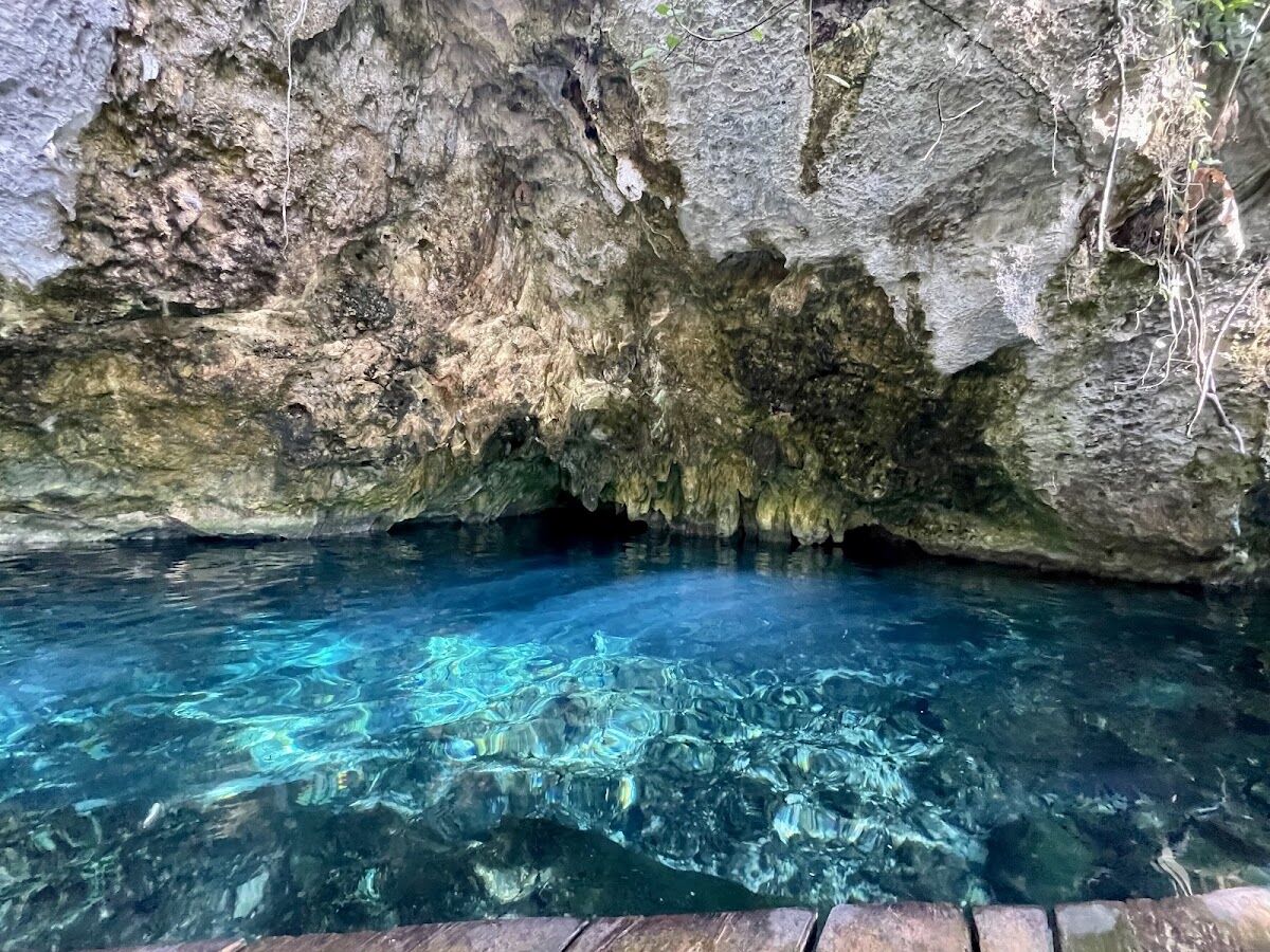 Gran Cenote de Tulum con agua transparente, cavernas y tortugas