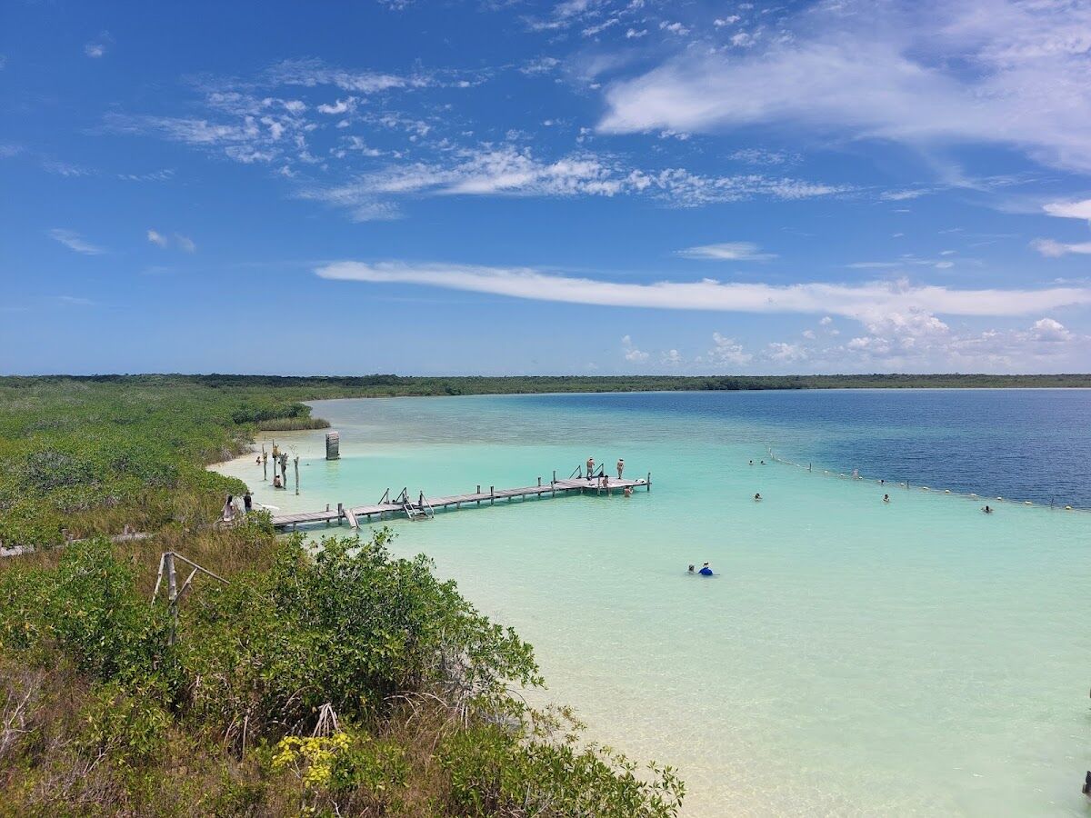 Laguna Kaan Luum turquesa con hamacas sobre el agua cerca de Tulum