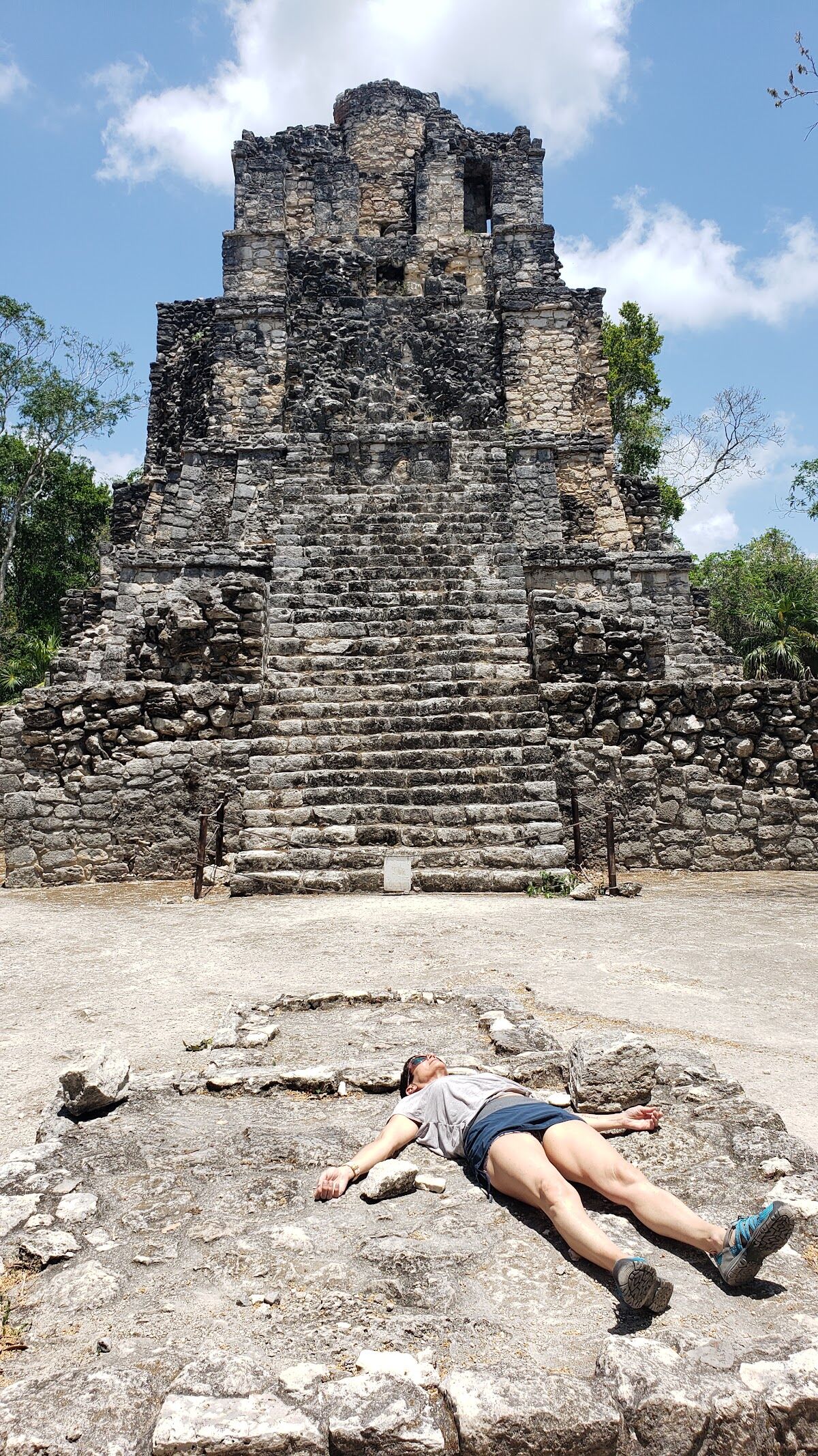 Pirámide maya El Castillo entre la selva en la Zona Arqueológica de Muyil
