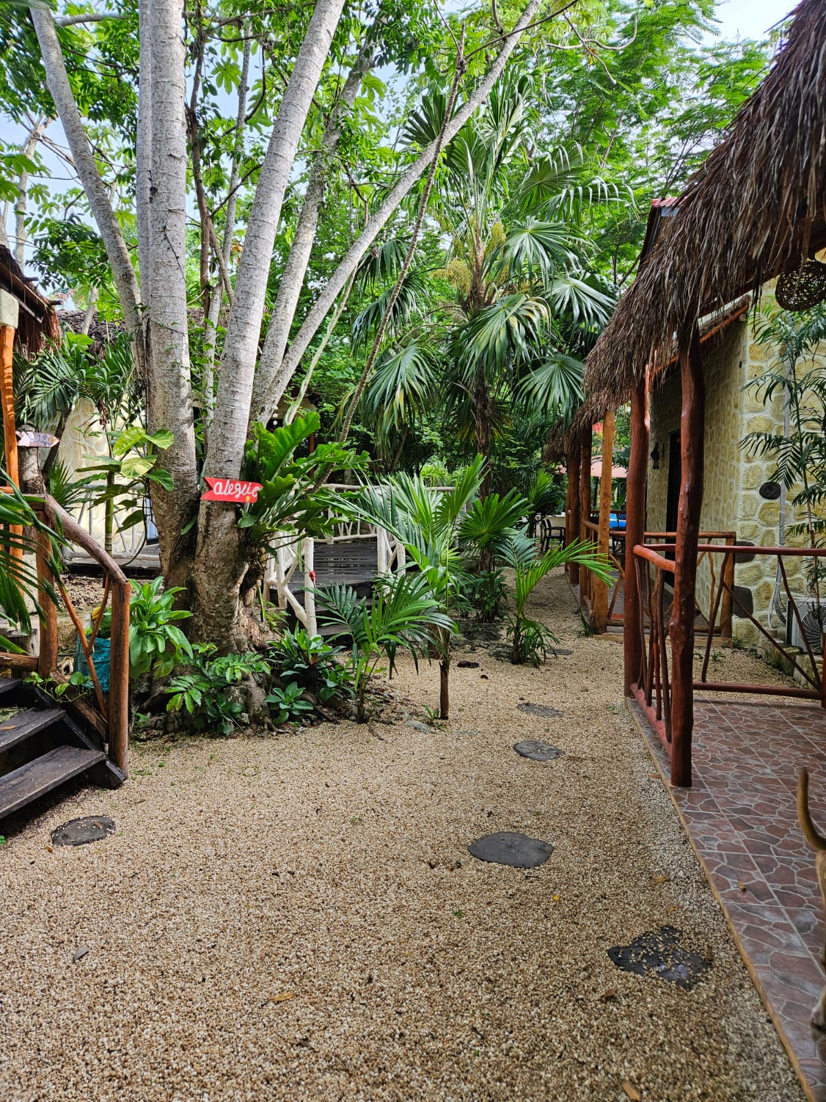 Exteriores de Aldea Kinich entre la selva de Muyil