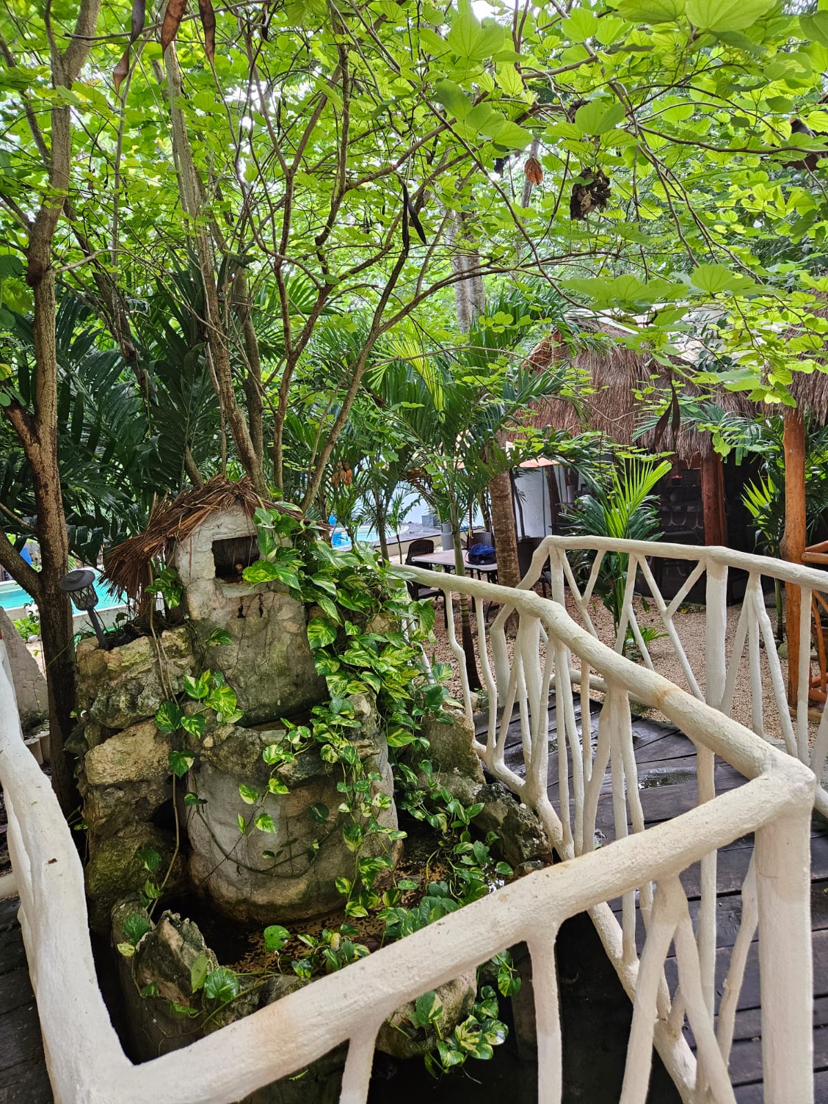 Exteriores de Aldea Kinich entre la selva de Muyil